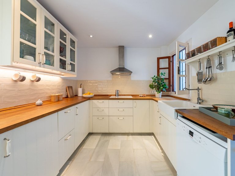 Apartment for Sale in The Golden Mile, Malaga 22