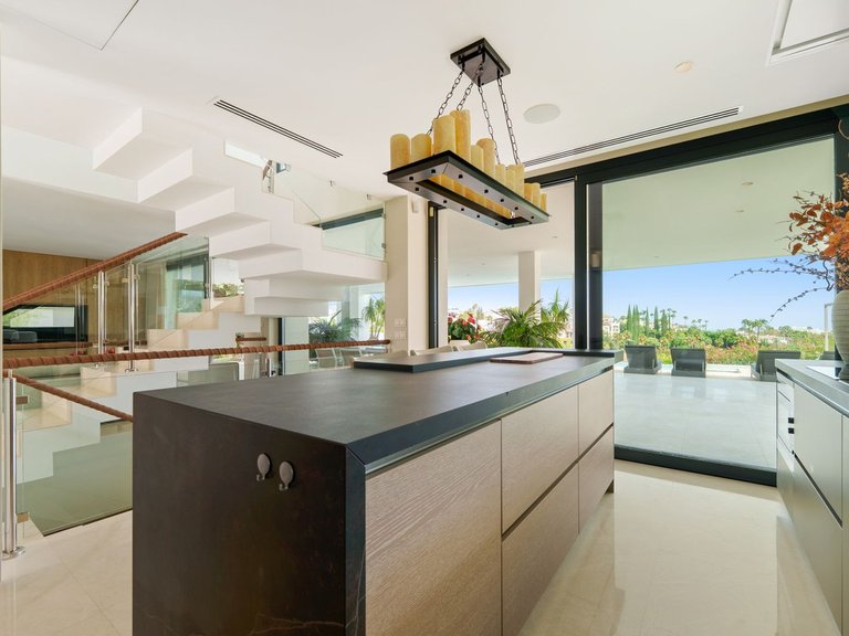 Villa for Sale in Nueva Andalucía, Malaga 10