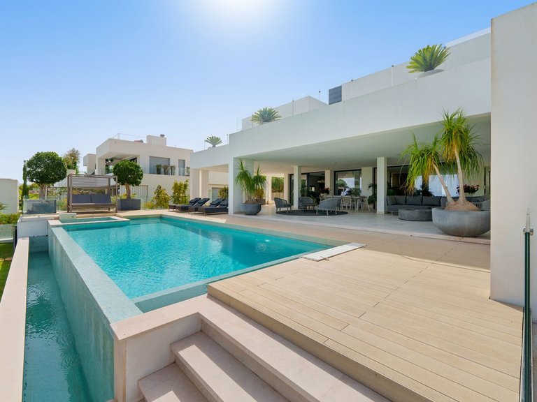 Villa for Sale in Nueva Andalucía, Malaga 28