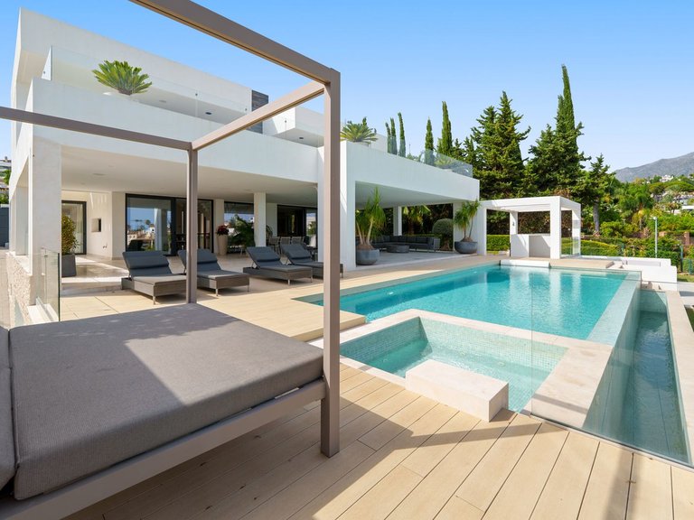 Villa for Sale in Nueva Andalucía, Malaga 3