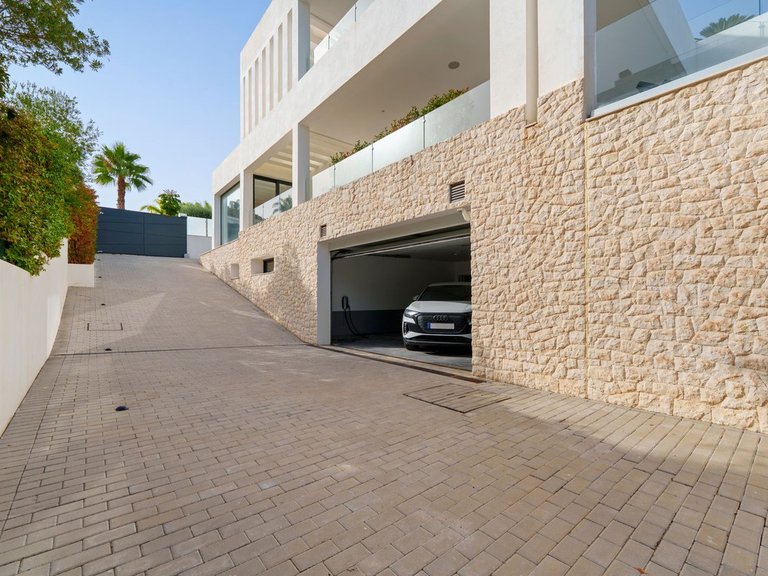 Villa for Sale in Nueva Andalucía, Malaga 44