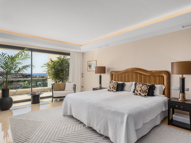 Apartment for Sale in Nueva Andalucía, Malaga 16