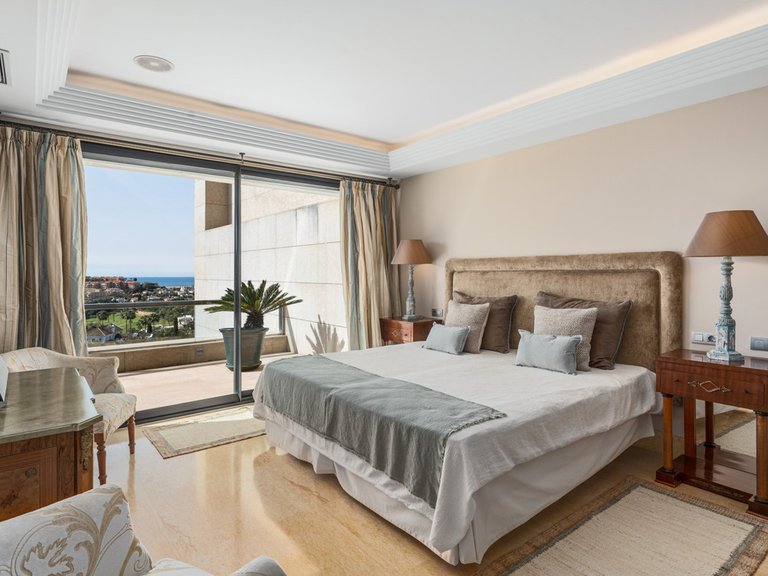 Apartment for Sale in Nueva Andalucía, Malaga 18