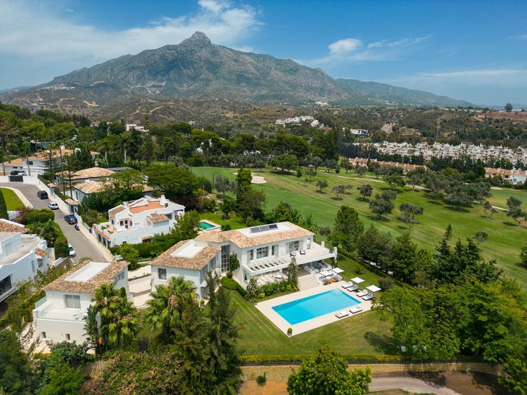 Villa for Sale in Nueva Andalucía, Malaga 1