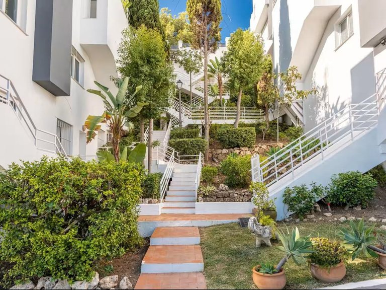 Apartment for Sale in Nueva Andalucía, Malaga 27