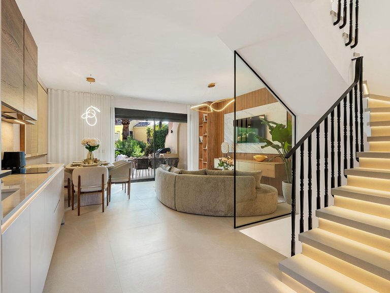 Town House for Sale in The Golden Mile, Malaga 2