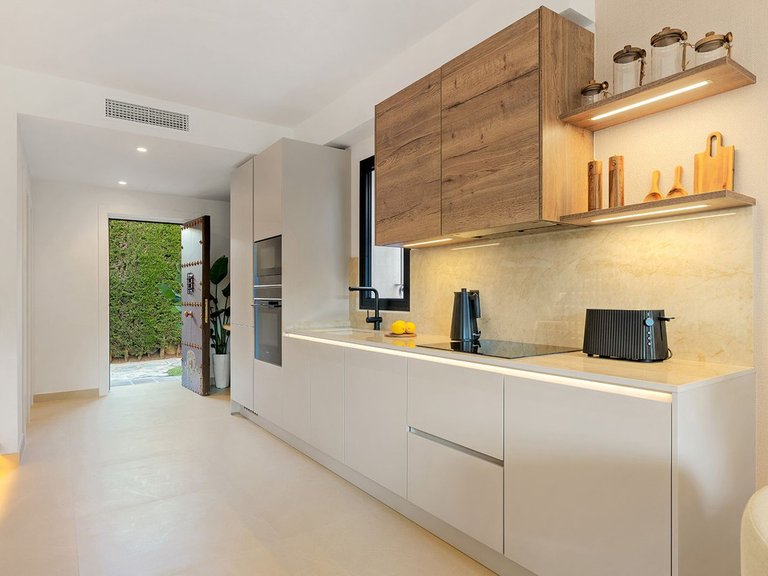 Town House for Sale in The Golden Mile, Malaga 7