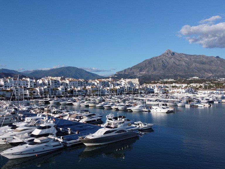 Apartment for Sale in Puerto Banús, Malaga 1
