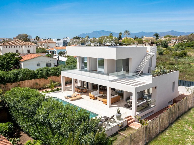Villa for Sale in San Pedro De Alcántara, Malaga 1