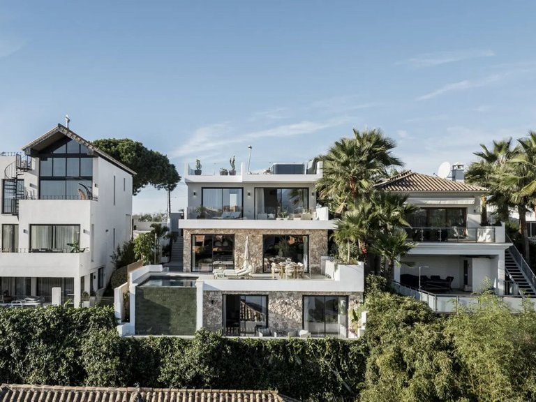 Villa for Sale in Nueva Andalucía, Malaga 1