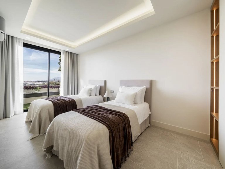 Villa for Sale in Nueva Andalucía, Malaga 18