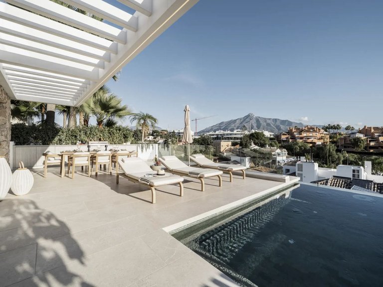 Villa for Sale in Nueva Andalucía, Malaga 23