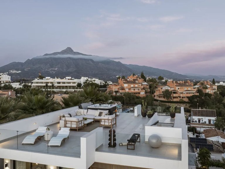 Villa for Sale in Nueva Andalucía, Malaga 28