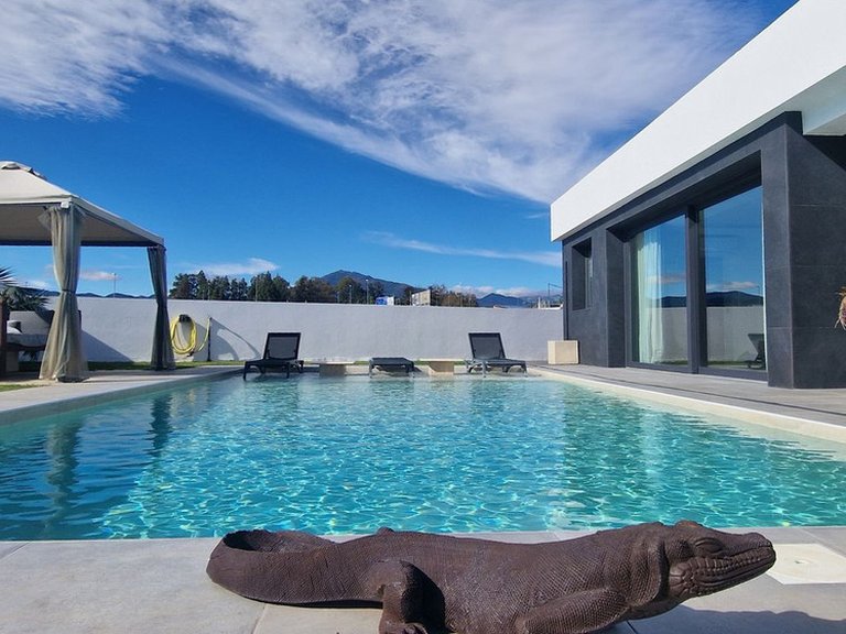 Villa for Sale in San Pedro De Alcántara, Malaga 1