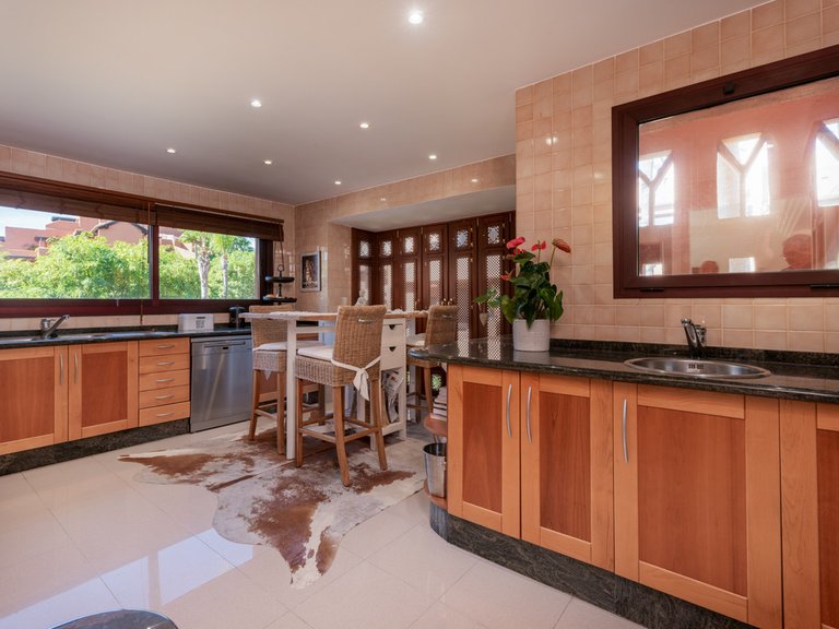 Apartment for Sale in Nueva Andalucía, Malaga 18