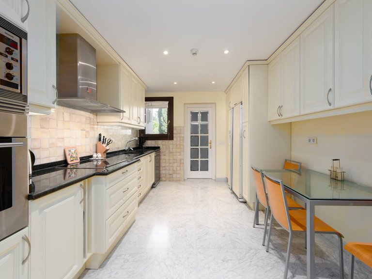 Apartment for Sale in The Golden Mile, Malaga 24