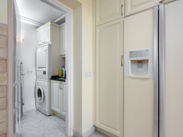 Apartment for Sale in The Golden Mile, Malaga 25