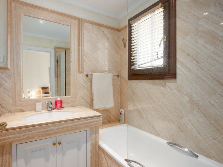 Apartment for Sale in The Golden Mile, Malaga 34