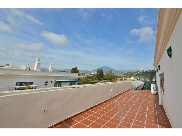 Penthouse for Weekly Rent in Nueva Andalucía, Malaga 26