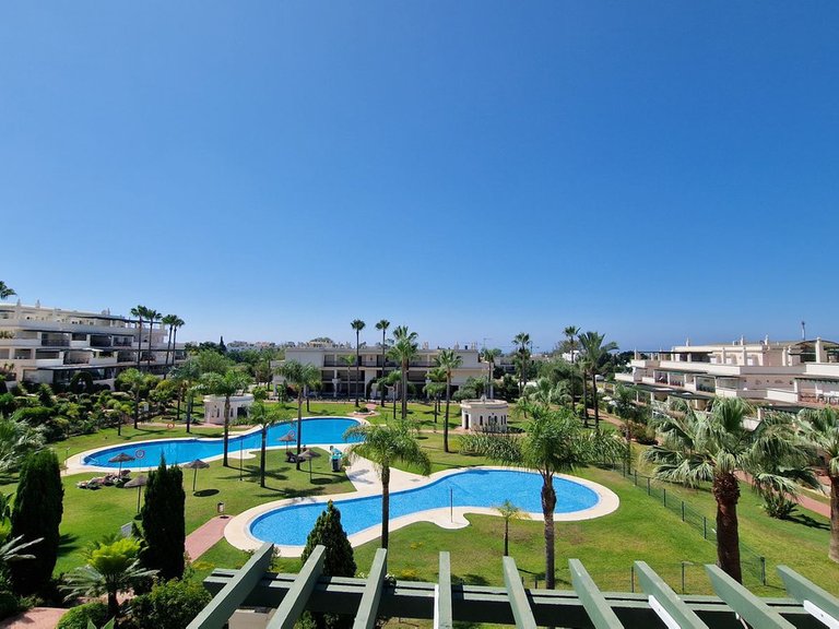 Penthouse for Weekly Rent in Nueva Andalucía, Malaga 4