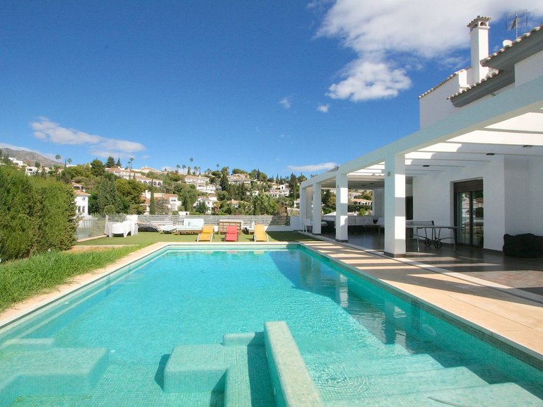 Villa for Sale in Inland Sierrezuela, Malaga 1
