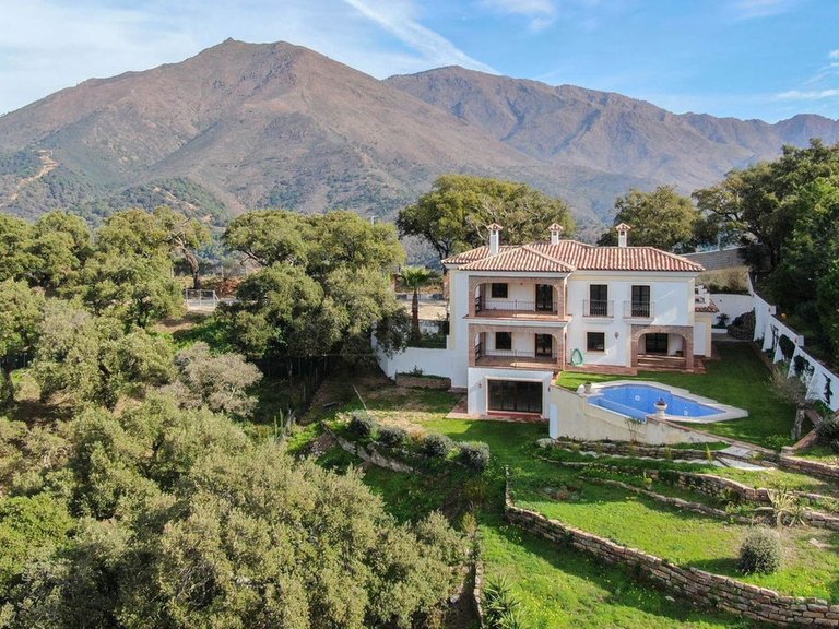 Villa for Sale in Casares, Malaga 1