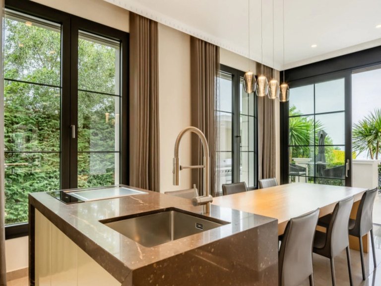 Villa for Sale in The Golden Mile, Malaga 10