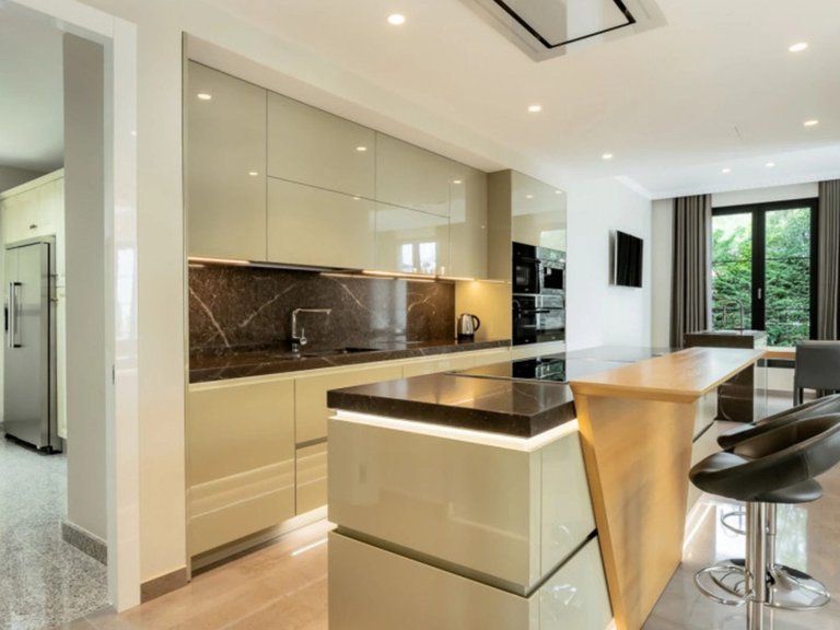 Villa for Sale in The Golden Mile, Malaga 11