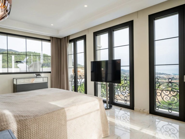 Villa for Sale in The Golden Mile, Malaga 16