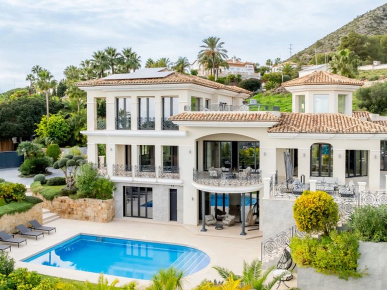 Villa for Sale in The Golden Mile, Malaga 2
