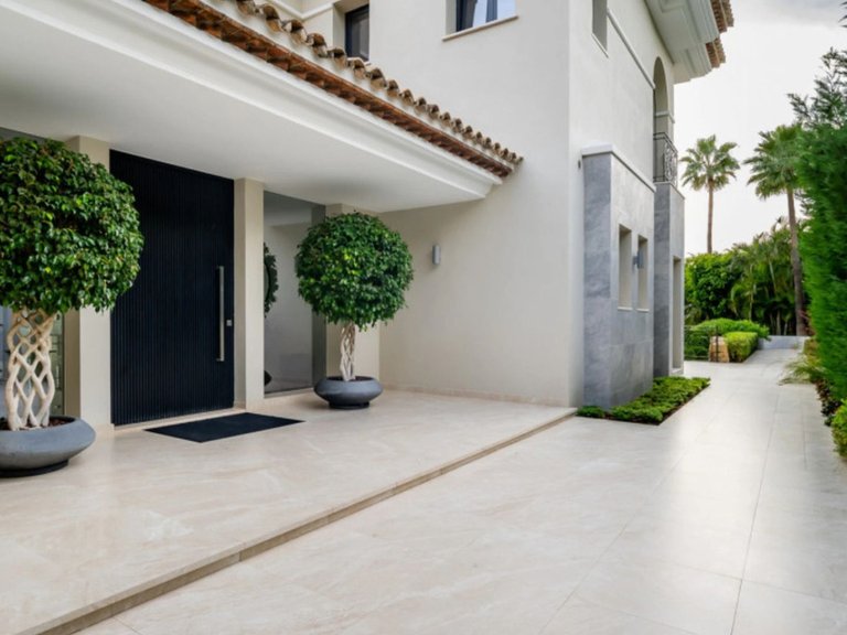 Villa for Sale in The Golden Mile, Malaga 26