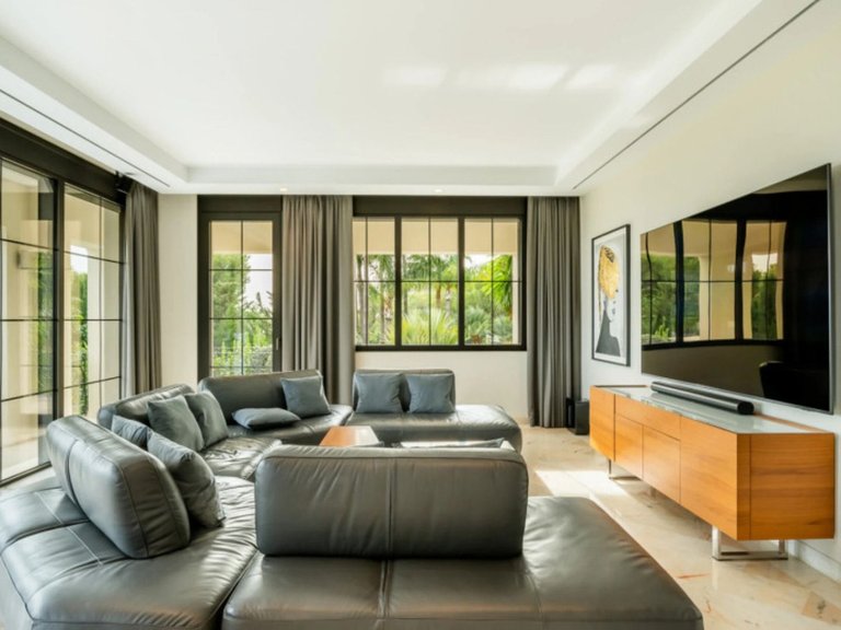 Villa for Sale in The Golden Mile, Malaga 3