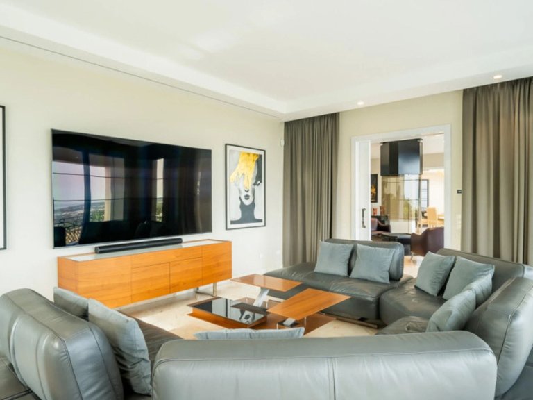 Villa for Sale in The Golden Mile, Malaga 4