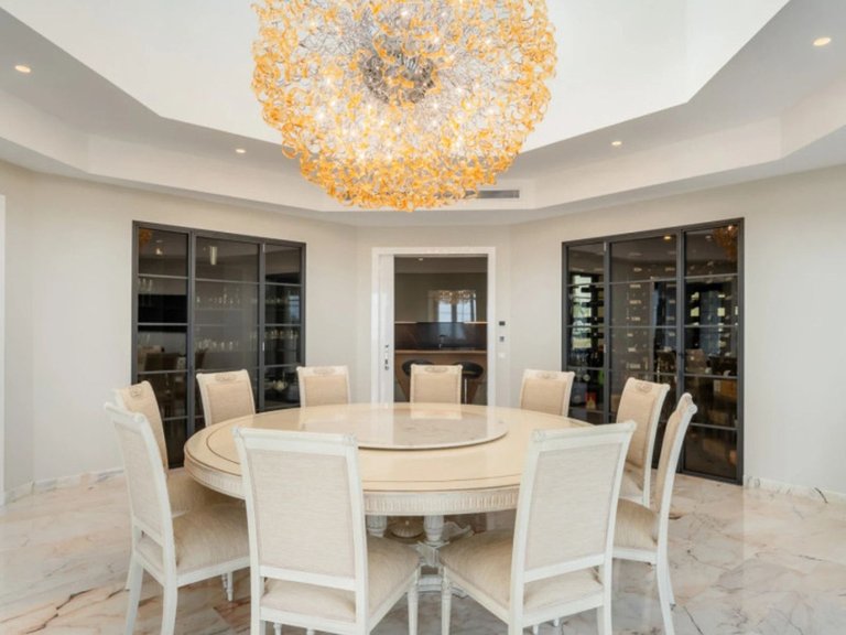 Villa for Sale in The Golden Mile, Malaga 5