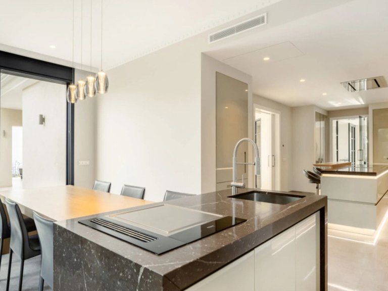 Villa for Sale in The Golden Mile, Malaga 9