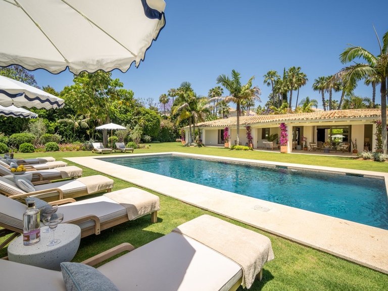 Apartment for Sale in Costa del Sol Nueva Andalucía, Malaga 1
