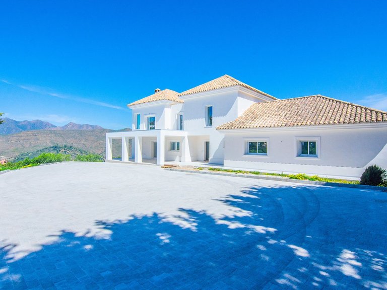 Villa for Sale in Inland La Mairena, Malaga 1