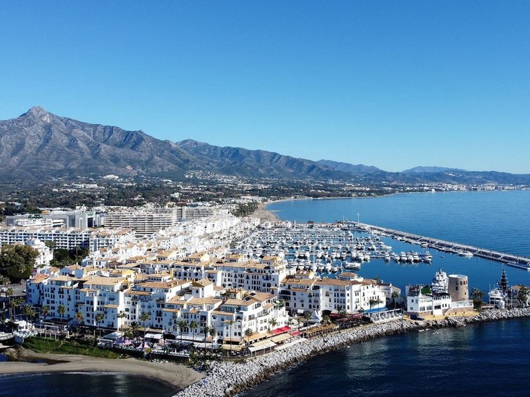 Apartment for Sale in Puerto Banús, Malaga 2