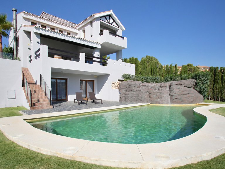 Villa for Sale in New Golden Mile, Malaga 1
