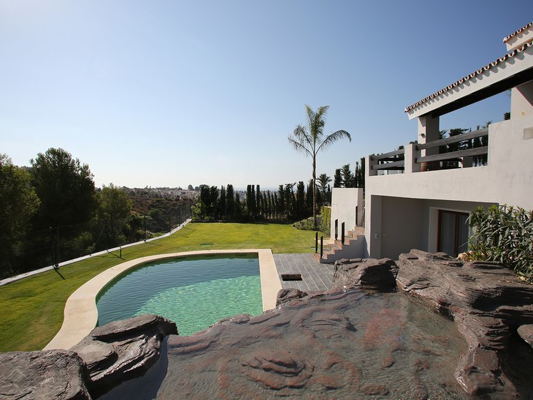 Villa for Sale in New Golden Mile, Malaga 19