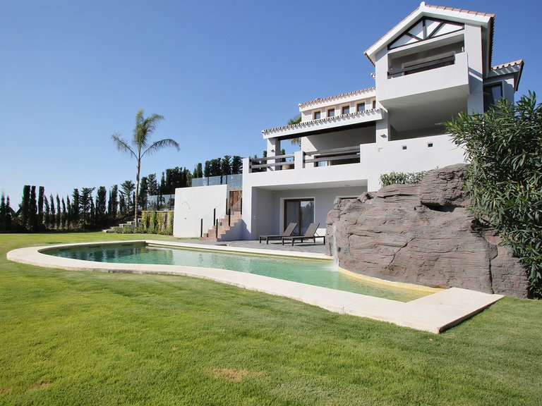 Villa for Sale in New Golden Mile, Malaga 3