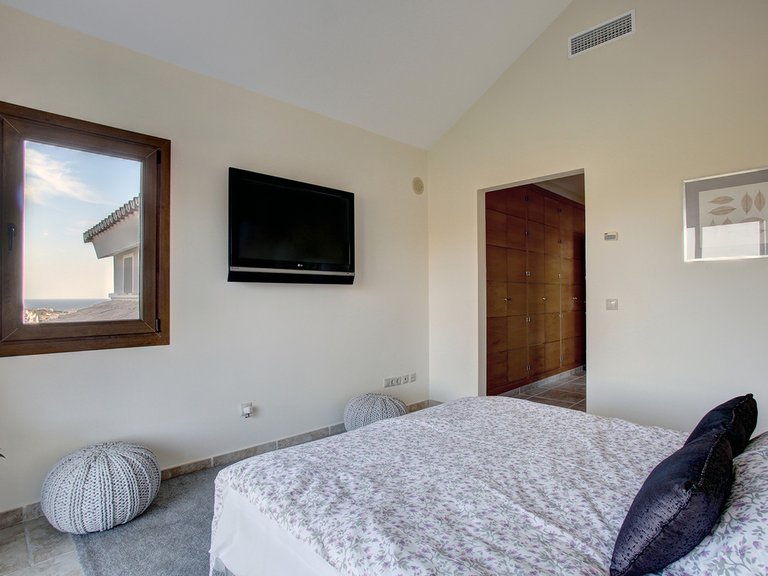 Villa for Sale in New Golden Mile, Malaga 52