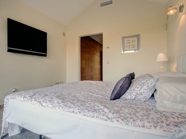 Villa for Sale in New Golden Mile, Malaga 56