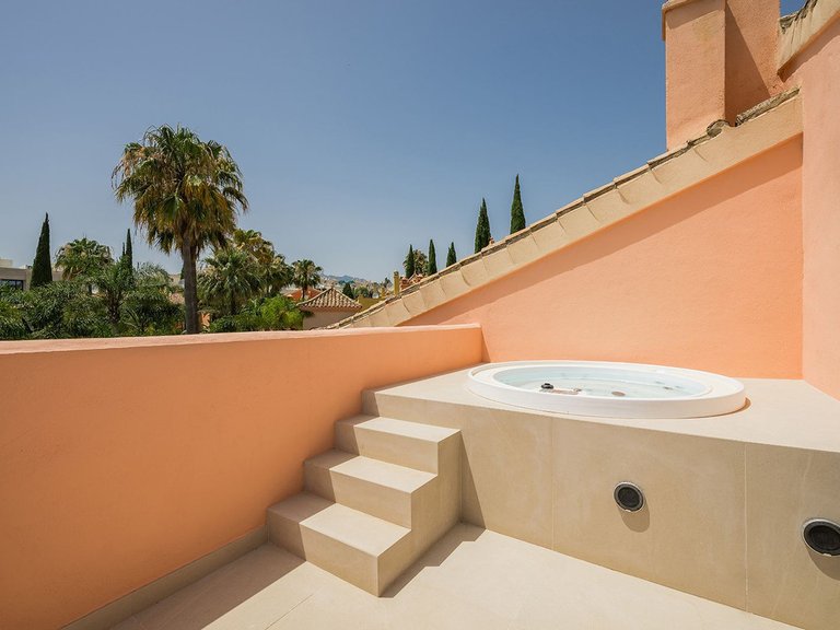 Town House for Sale in The Golden Mile, Malaga 11