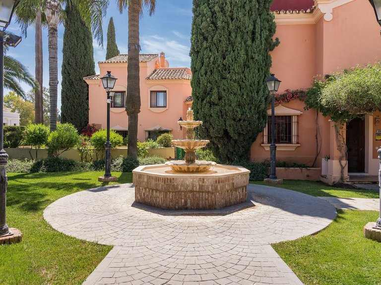 Town House for Sale in The Golden Mile, Malaga 16