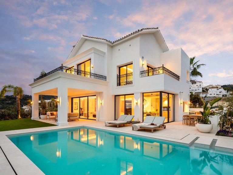 Villa for Sale in Los Arqueros Golf, Malaga 1