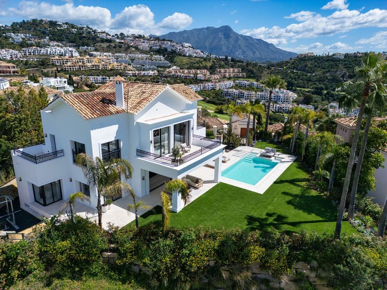 Villa for Sale in Los Arqueros Golf, Malaga 42