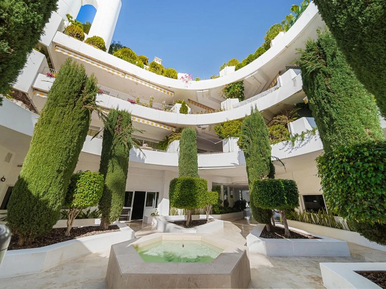 Apartment for Sale in The Golden Mile, Malaga 26