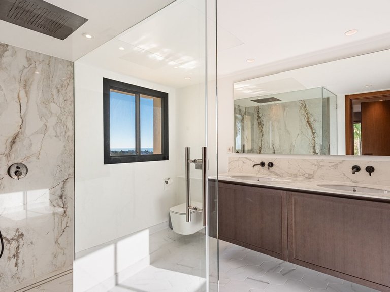 Apartment for Sale in Nueva Andalucía, Malaga 18