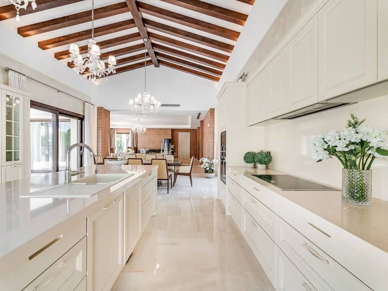 Villa for Sale in Nueva Andalucía, Malaga 10